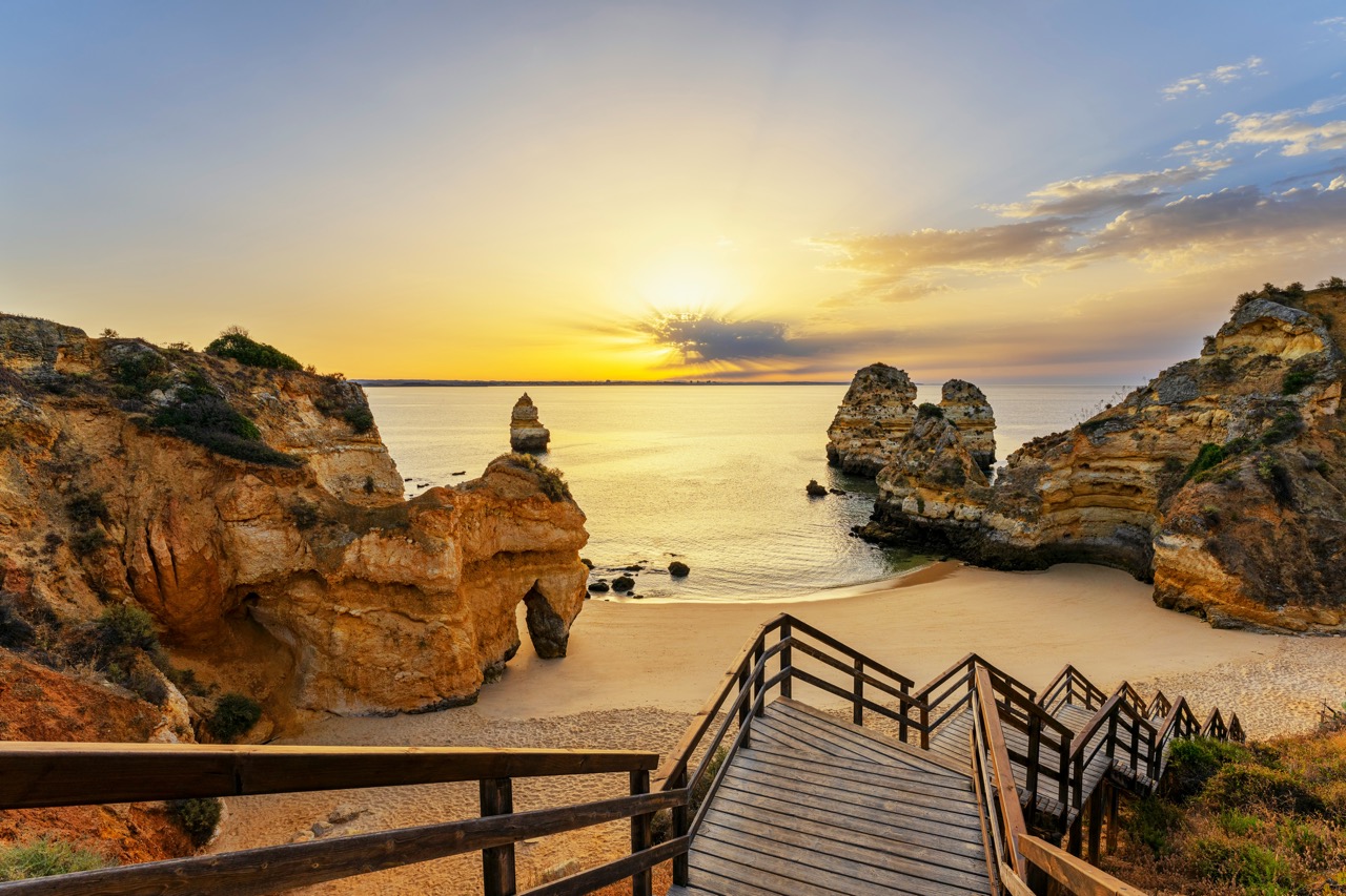 Seafood restaurant cliffside Algarve